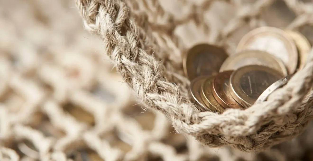 Représentation tactile de la sécurité financière et du coussin de protection que constitue un reste à vivre suffisant