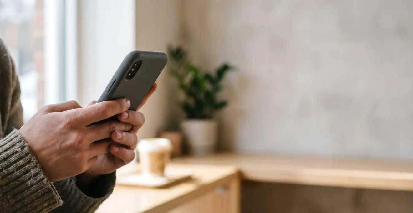 Une personne utilisant une application bancaire sur smartphone pour gérer ses finances au quotidien